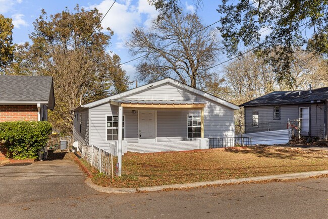 Building Photo - Beautifully Renovated 4 Bedroom 2 Bath Hom...