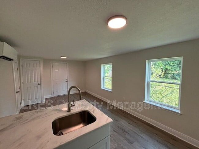 Building Photo - 710 1/2 Cypress Ave