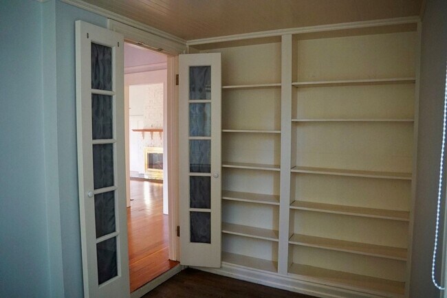 Building Photo - Charming Craftsman Style Home for Rent in ...
