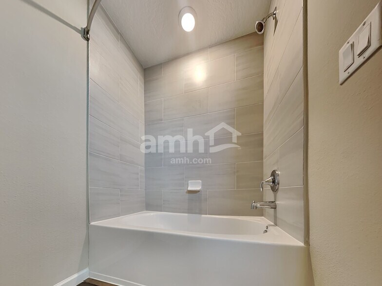 Building Photo - 131 Hemlock Point