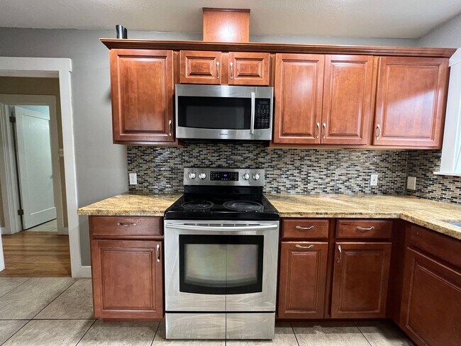Building Photo - Charming 2 Bed 1 Ba House in Gladstone - Garage, Washer and Dryer, Landscaping Including!