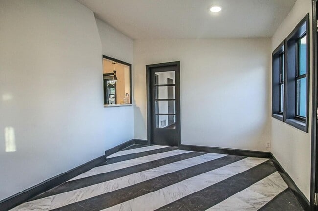 Building Photo - PRE LEASING for fall 2026! 4/2 in heart of Lubbock!