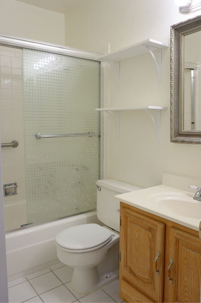 Building Photo - Adorable 1st floor 2 bedroom 1 bath condo ...