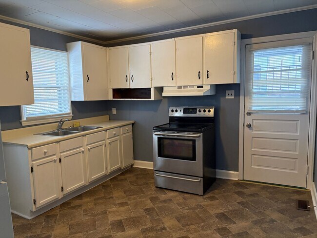 Building Photo - MOVE IN SPECIAL: 3 Bedroom, 1 Bathroom House in Winston-Salem!