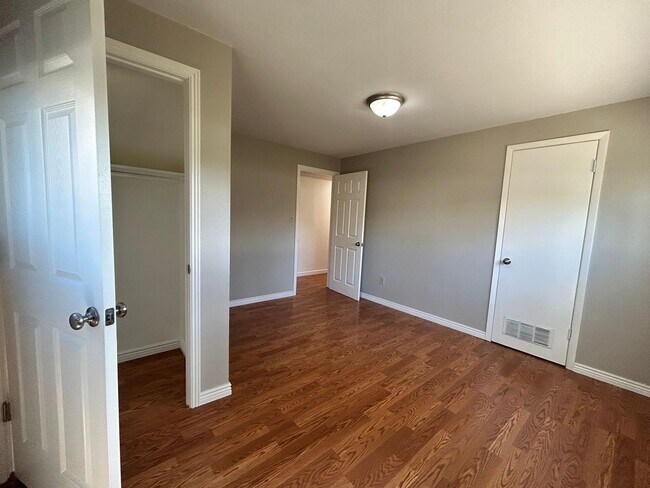 Building Photo - Spacious 2Br/1.5Ba End-Unit Townhome with Carport & Extra Storage