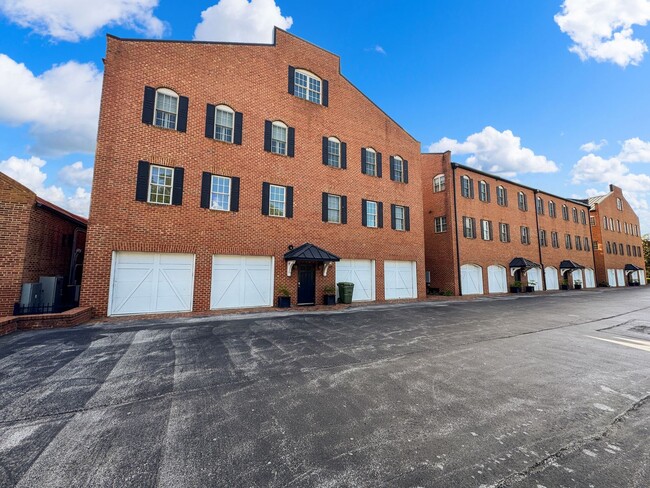 Building Photo - Fully Furnished Waterfront Elegance on Mai...