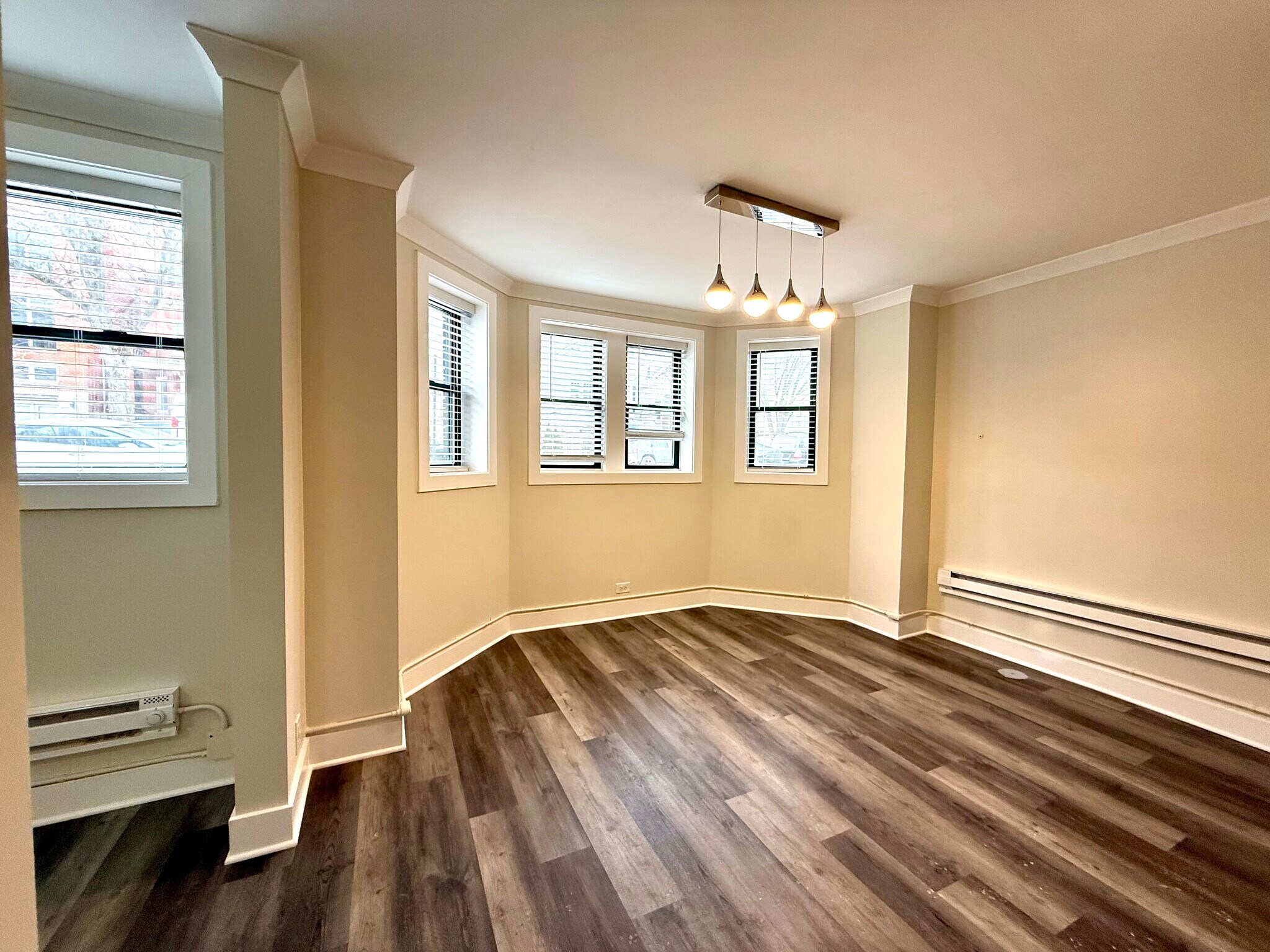 Building Photo - 3838 N Greenview Ave