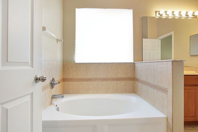 Building Photo - Move-In Ready Home with Open Layout and Op...