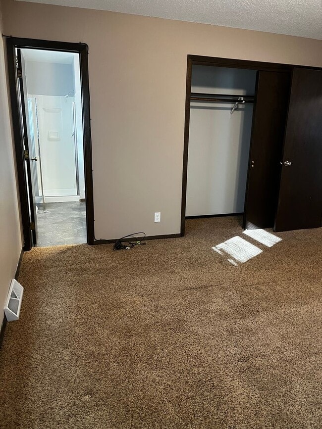 Building Photo - 3 Bed/3 Bath with Fenced in Yard!