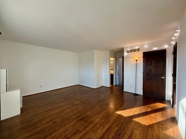 Building Photo - 28 Servan Ct