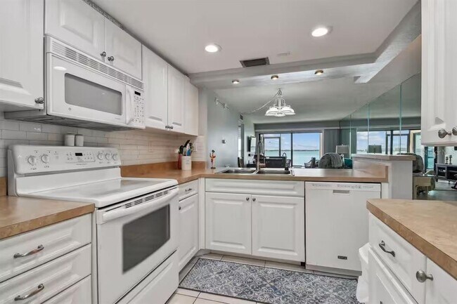 Building Photo - 6177 Sun Blvd