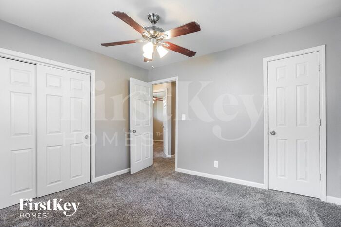 Building Photo - 1302 SW Peggy Cir