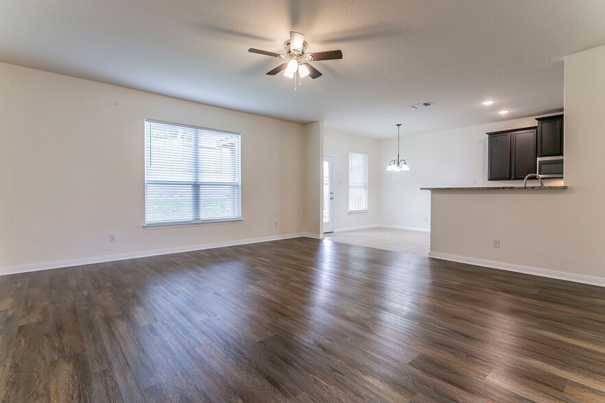 Building Photo - 211 Azalea Way