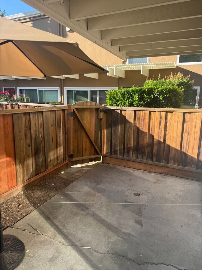 Building Photo - Charming 2-Bedroom Condo in Prime Walnut C...