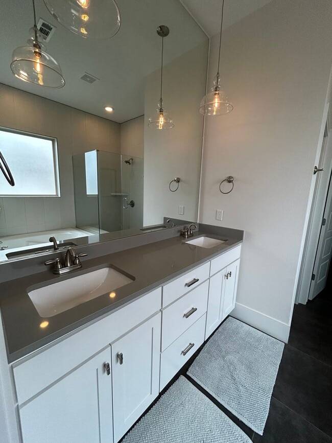 Building Photo - COMING SOON! Fully Furnished Stylish 4-Bed...