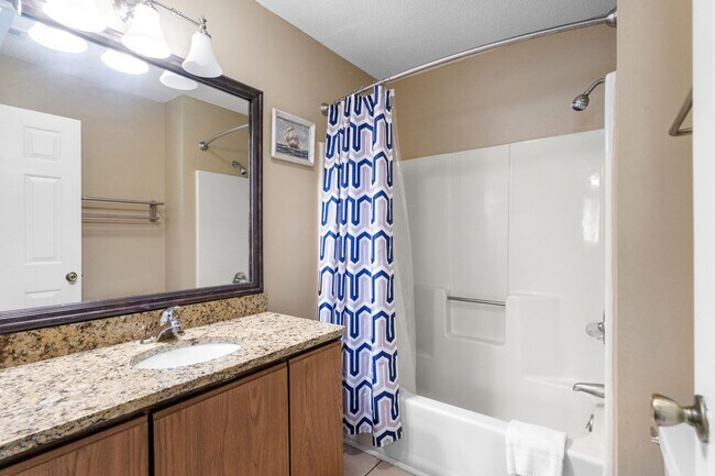 Building Photo - Seasonal Rental Available Now-3/31/26-Wifi/Cable/Electric Included