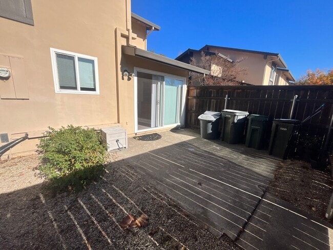 Building Photo - Spacious 4bed 2bath home available now!