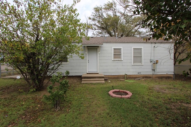 Building Photo - 3 bedroom 1 bath in a quiet neighborhood!