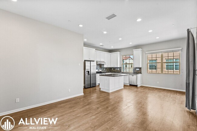 Building Photo - Your Next Home Awaits – Beautiful 3-Bedroom Irvine Townhome