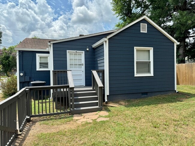 Building Photo - Nature Lovers - 3 Bed, 1 Bath Home w/ 1 Car Garage Close to Downtown Franklin