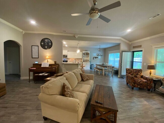 Building Photo - 3 Bedroom 2.5 Bathroom Home