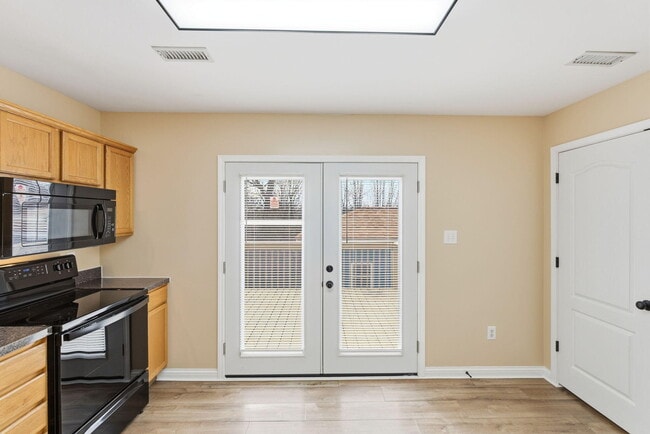 Building Photo - 405 Maryrose Dr