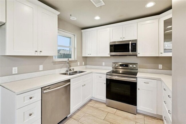 Building Photo - 2108 River Queen Dr