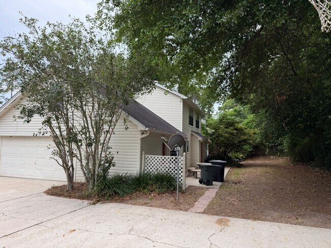 Building Photo - Beautiful Large home off of Mahan