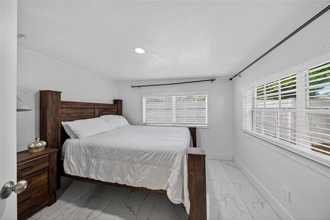 Building Photo - 19621 NW 11th Ct