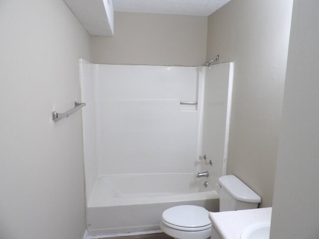 Building Photo - 35 Ashwood Ct