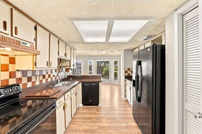 Building Photo - 7623 Kite Hill Dr