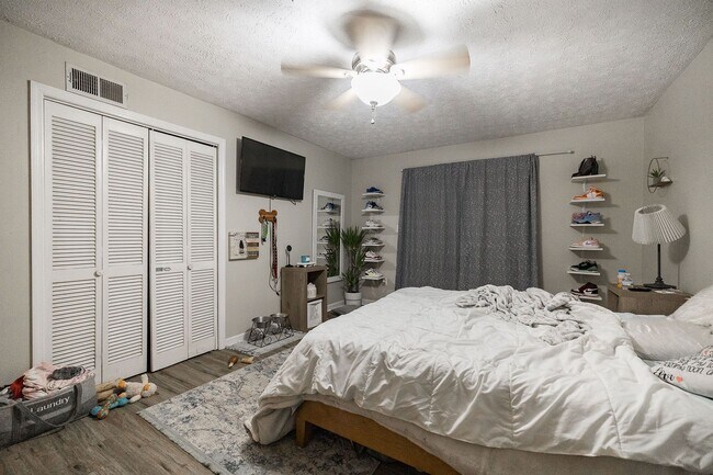 Building Photo - Awesome 5-Points corner Condo!