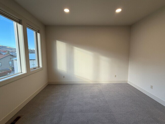 Building Photo - Move-in Special first month's rent free Now renting brand-new 3 bedroom, one study/Den, 2.5 bathr...