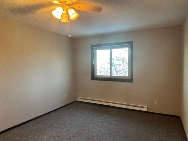 Building Photo - Awesome 2 BR/1.5 BA Townhome in St. Paul!