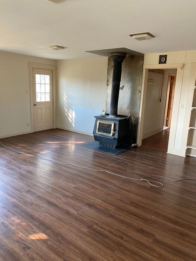 Building Photo - Cute 3 bedroom 1 bath house in country