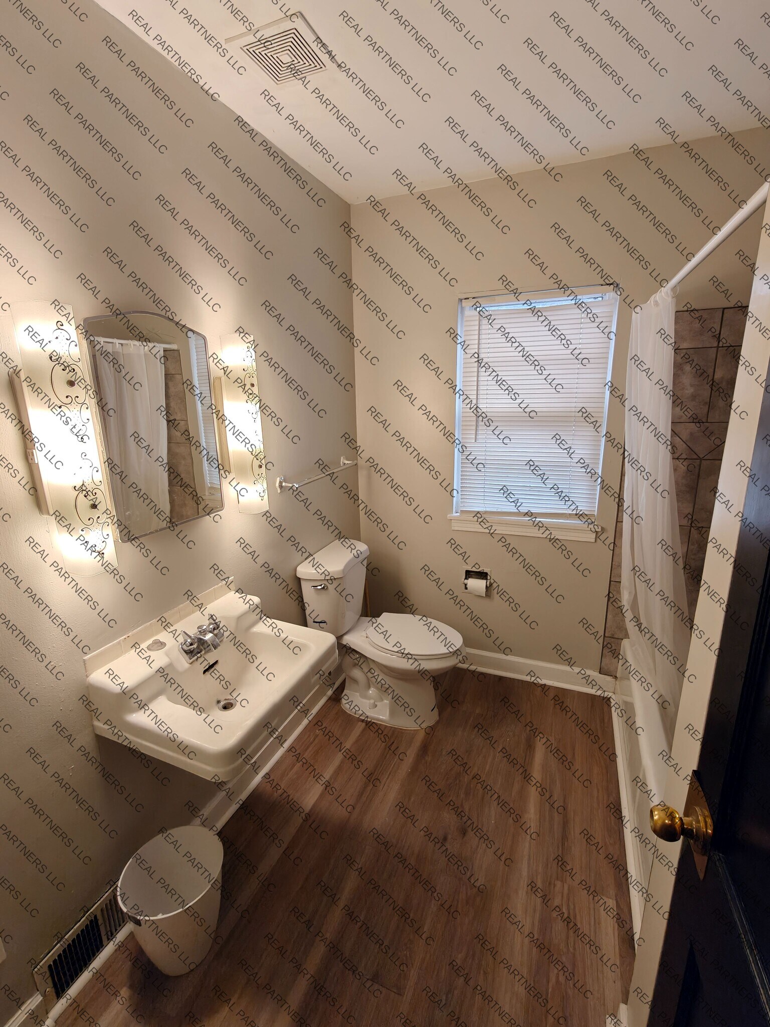 Building Photo - 417 W 14th St