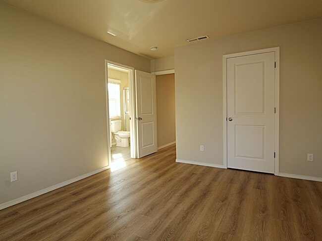 Building Photo - Modern 3x2.5 End Unit Townhome Retreat in NE Bend