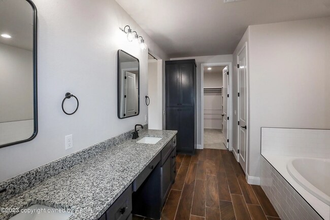 Building Photo - 504 Country Club Dr