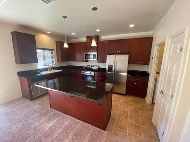 Building Photo - Like New 4 Bedroom Home in Heritage Square