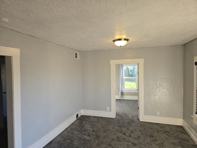 Building Photo - 3-bedroom pet-friendly South-Eureka home f...