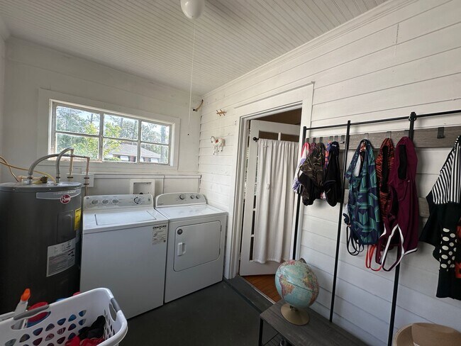 Building Photo - 3 BED | 1 BATH | SPACIOUS GATED BACKYARD |...
