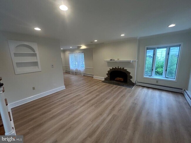 Building Photo - 243 Rockglen Rd