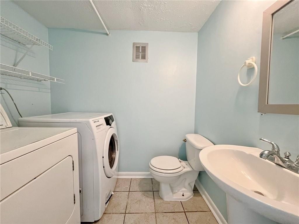 Building Photo - 2946 N Dekalb Dr