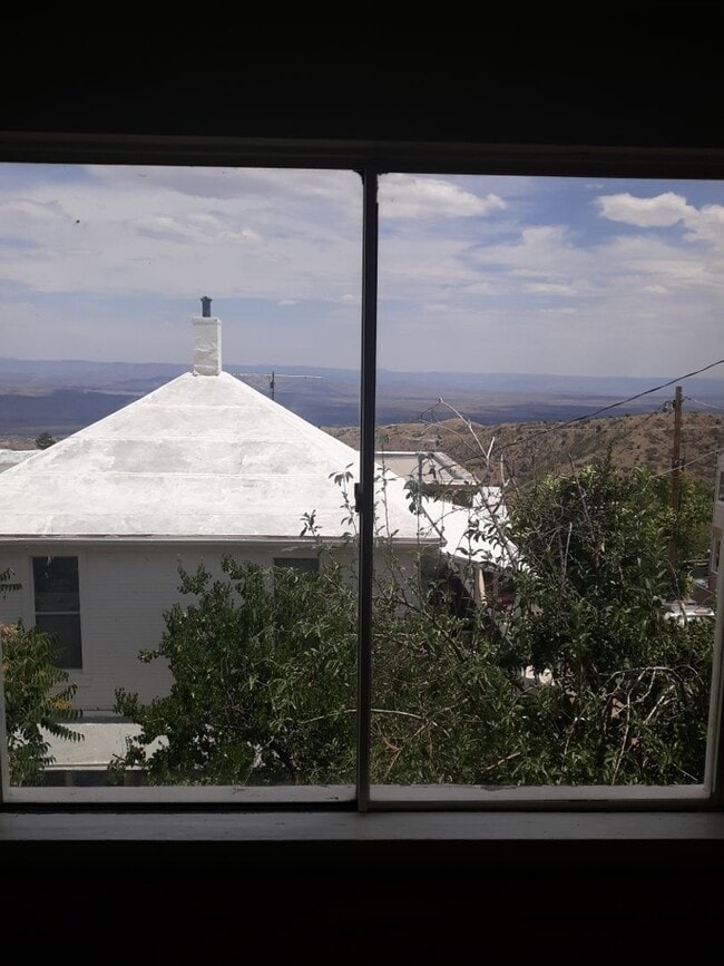 Building Photo - AVAILABLE NOW!! 2 Bedroom with Office spac...