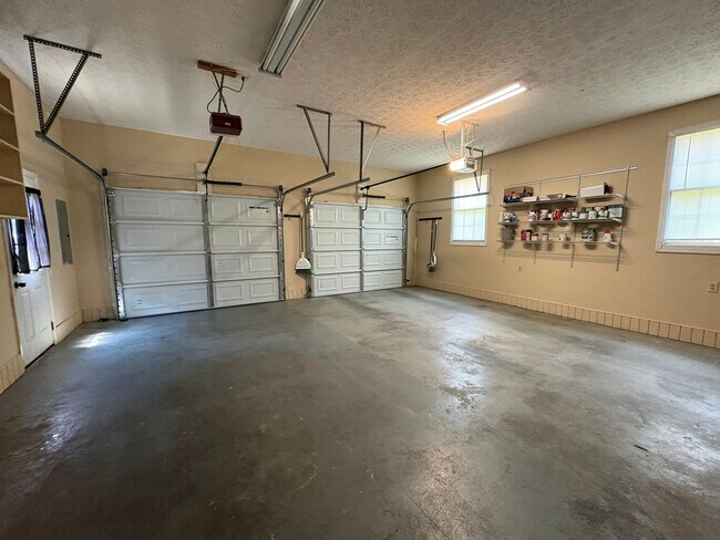 Building Photo - 671 Circle Dr