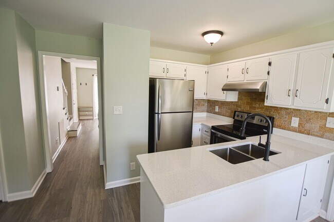 Building Photo - Updated Three Bedroom in Sango!