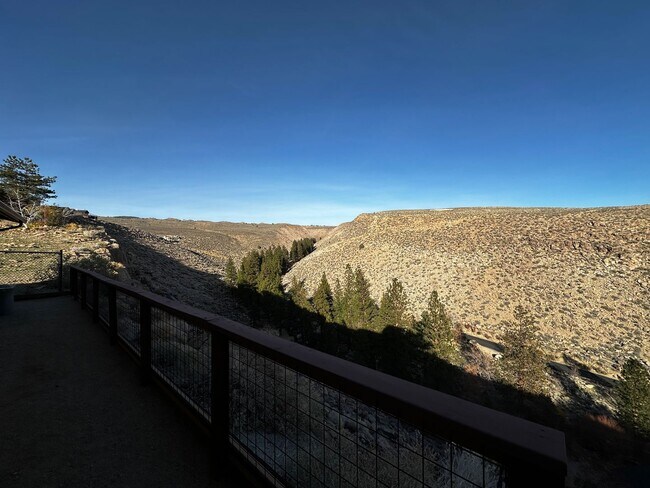 Building Photo - Views from Paradise!