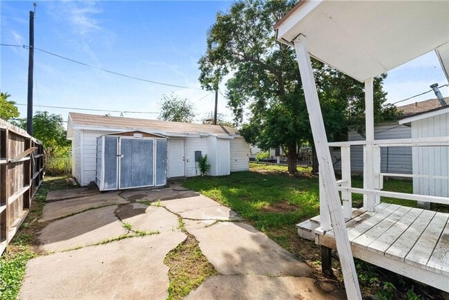 Building Photo - TWO BEDROOM ONE BATH UP FRONT WITH BACK APARTMENT