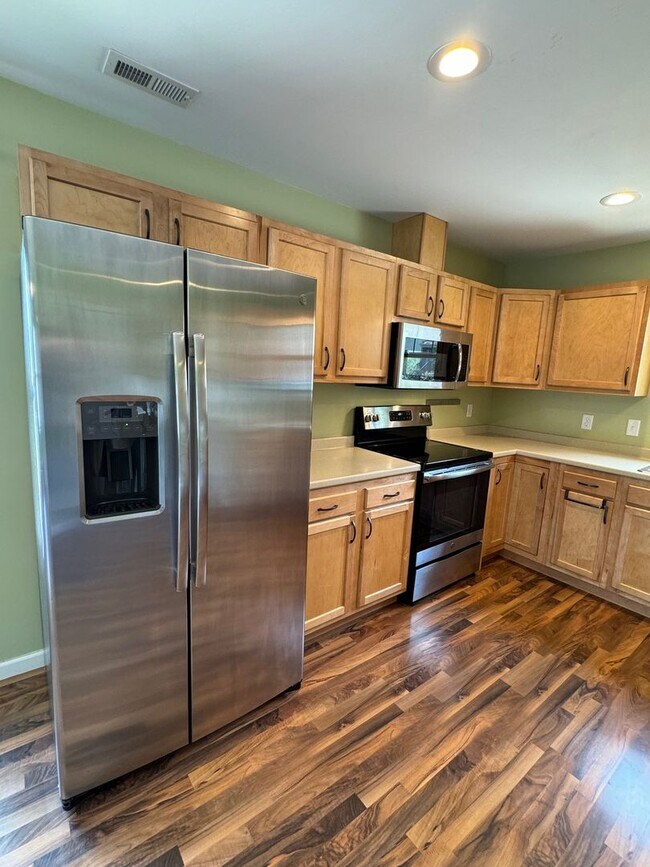 Building Photo - Weaverville - Modern, Three Bedroom, Fenced Yard