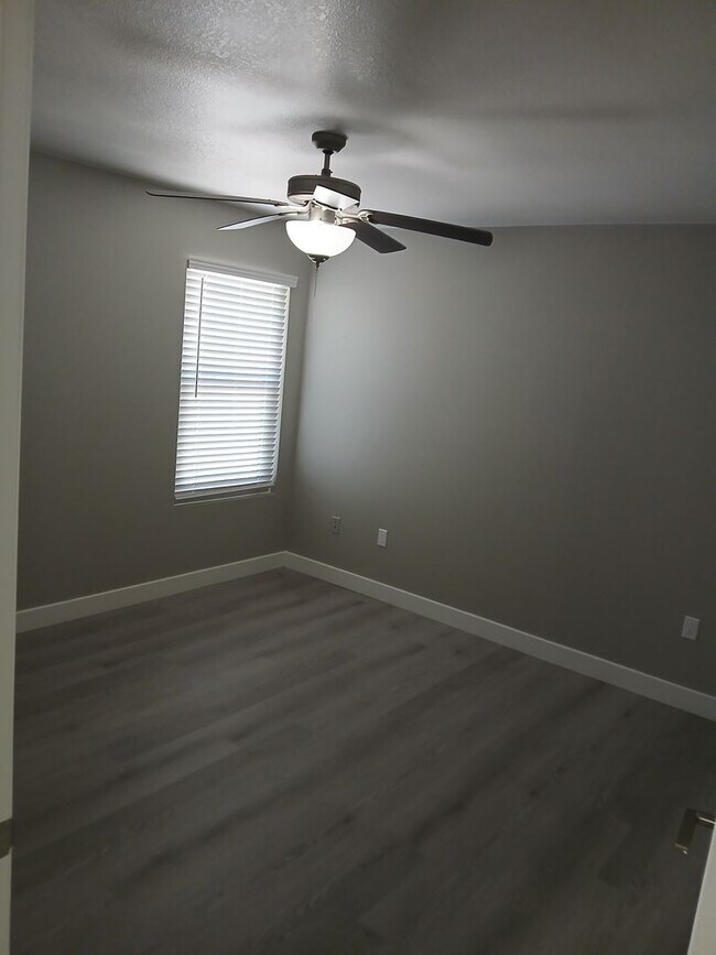 Building Photo - 555 E Silverado Ranch Blvd